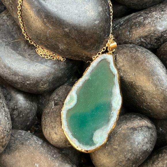 Natural Cut Fluorite crystal necklace 💚✨🌙 - Picture 1 of 6